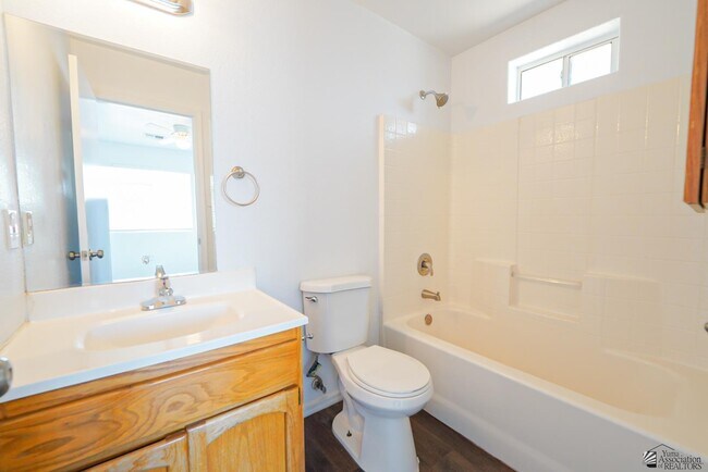 Building Photo - 943 S 37th Ave