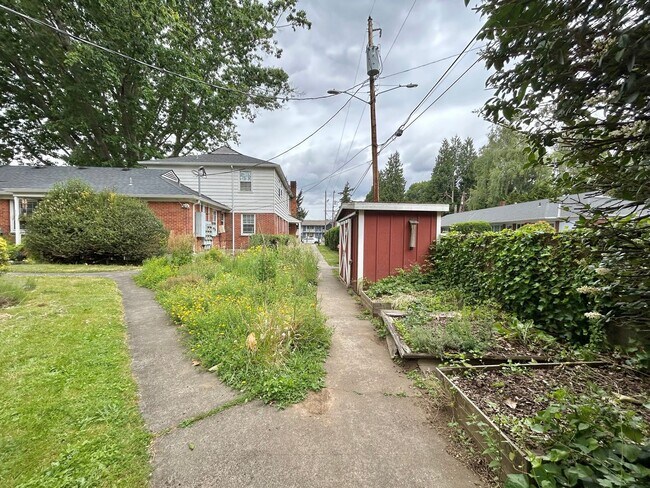 Building Photo - One Bed, One Bath, Vintage Charmer!