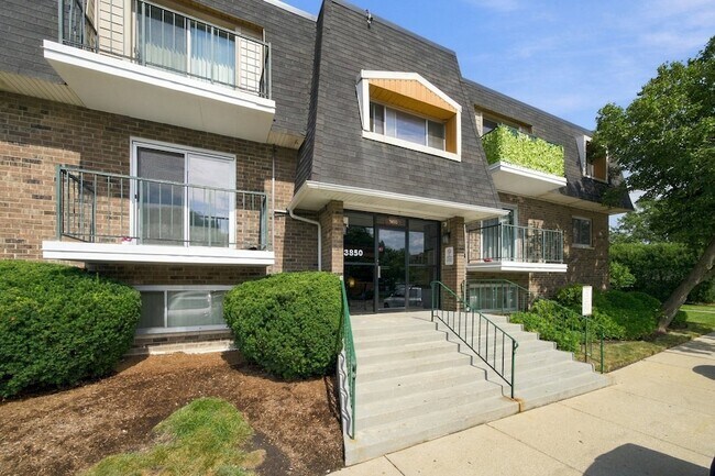 Building Photo - 3850 S Parkway Dr