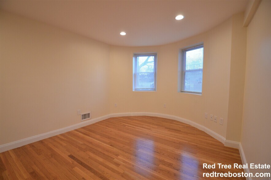 Building Photo - 1804 Beacon St
