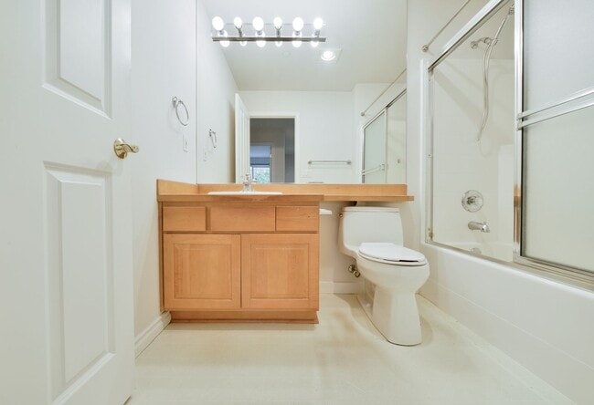 Building Photo - Nice 5 Bed / 2.5 bath house for rent in Kenmore.