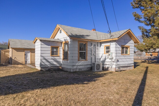 Building Photo - Newly renovated 2bdrm 1 bath house with 3 ...