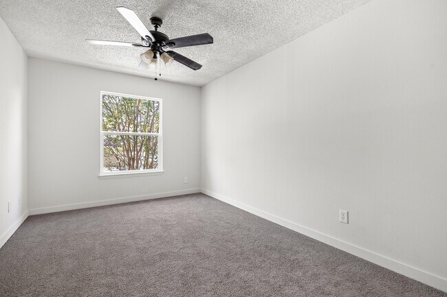 Building Photo - 907 E Oltorf St