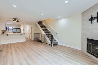 Building Photo - Bright & Updated 2-Bedroom Townhome with Bonus Basement Space in Lakewood!