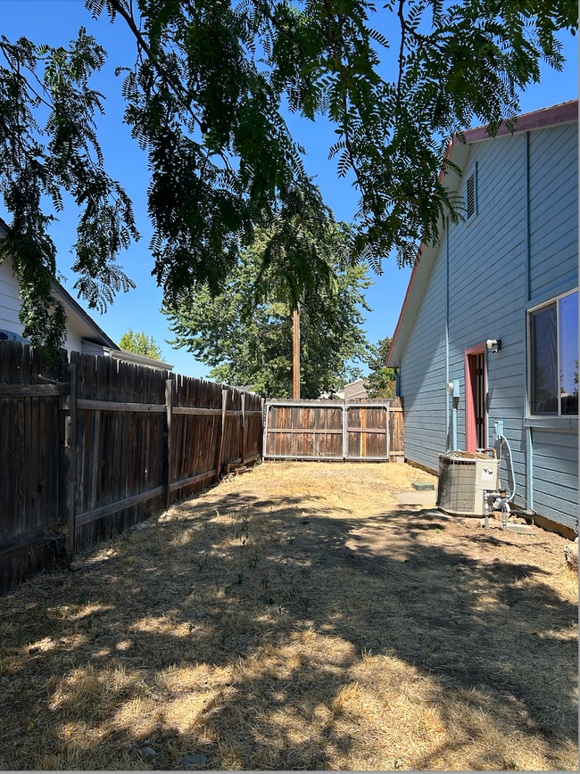 Building Photo - 1033 E Chateau Dr