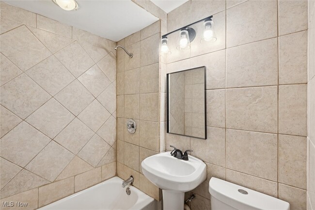 Building Photo - 2302 Saratoga Ave