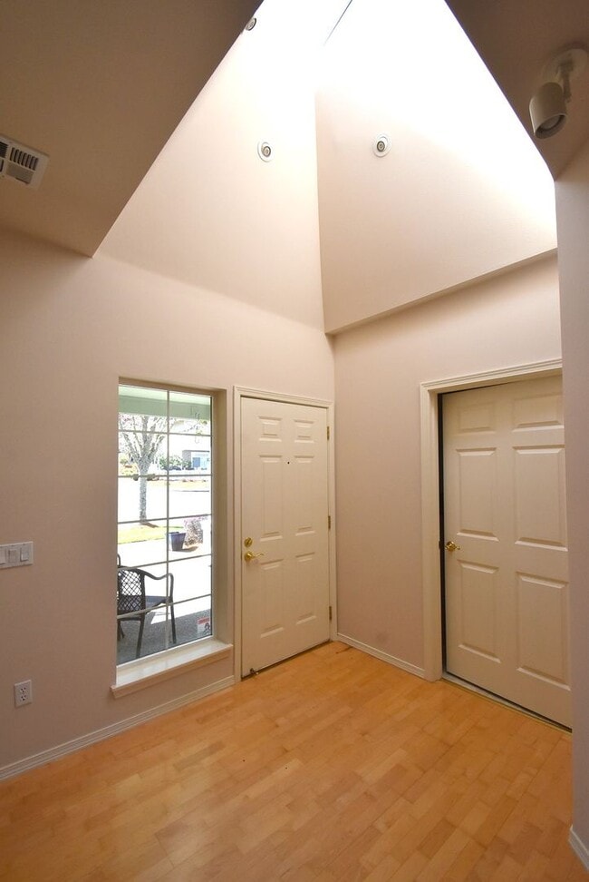 Building Photo - 2Bd/2.5Ba Issaquah Condo