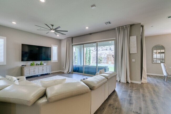 Building Photo - Luxury Rental with Mountain Views in Gated Henderson Community