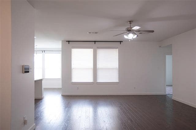 Building Photo - 404 Barnstorm Dr