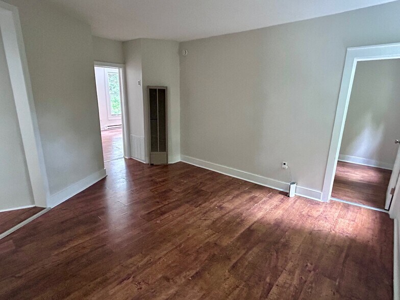 Living room/ bedroom - 140 Spring St