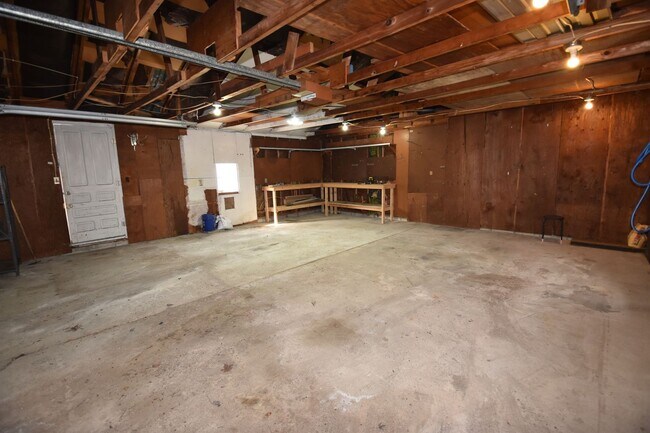 Building Photo - 3 Bedroom 2 Full Bath Home in Greenfield, Fenced Yard