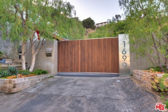 Building Photo - 1699 Woods Dr