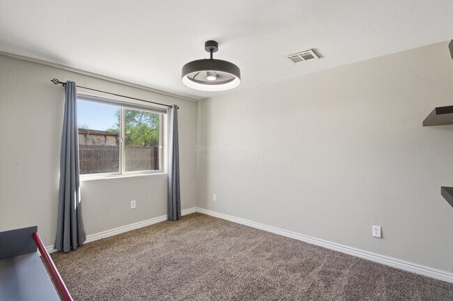 Building Photo - 1901 N Rosemont Blvd