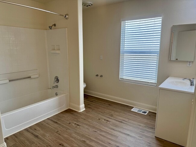Building Photo - Newly Updated 3 Bedroom 2 1/2 Bath North M...