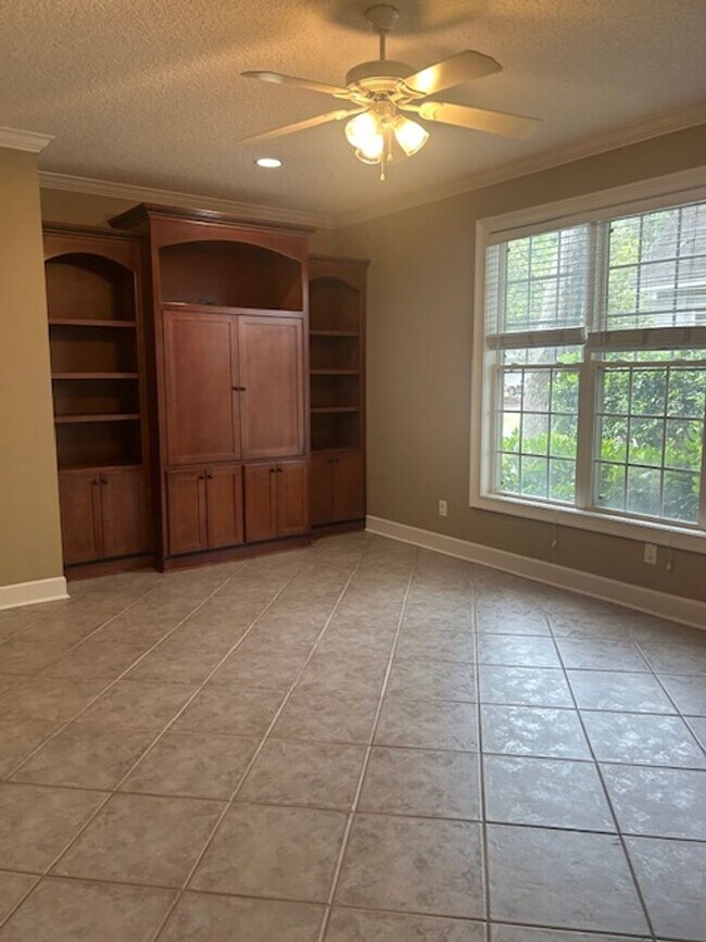 Building Photo - Spacious Single Family Home with Great Backyard!