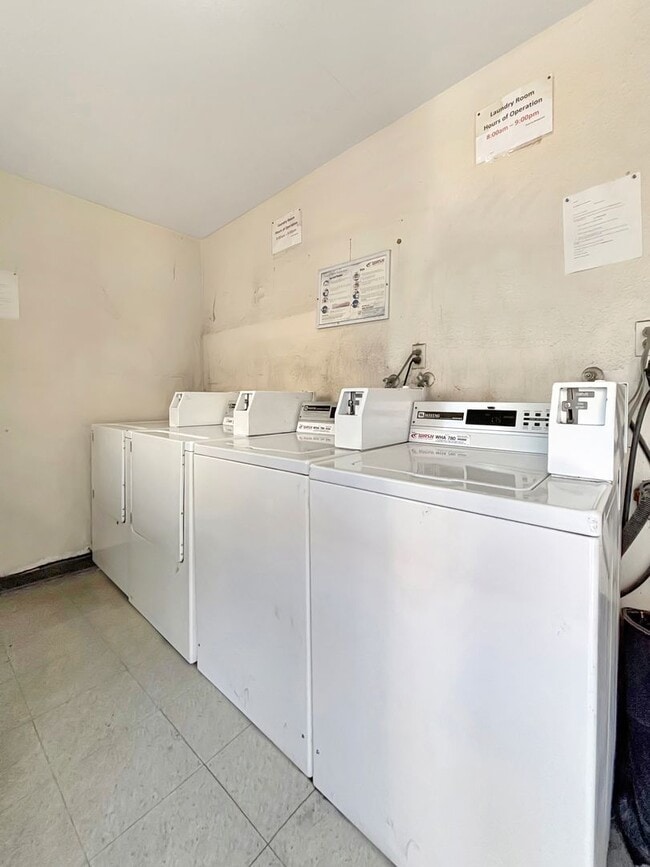 Building Photo - Charming 1BD/1BA Condo in Lakeside W/ Rese...