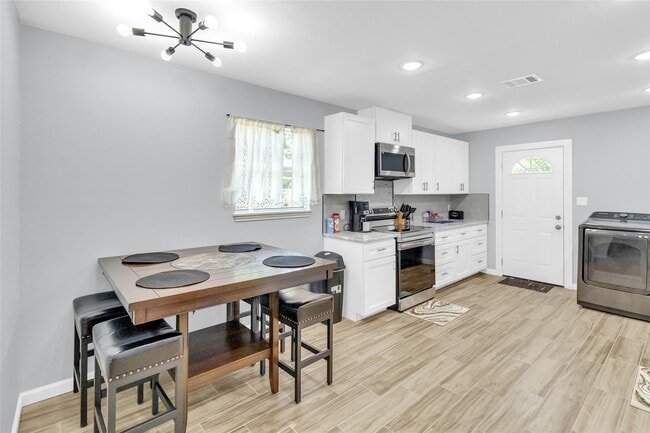 Building Photo - 5815 Schevers St