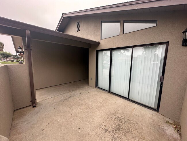 Building Photo - 547 De Leon Dr