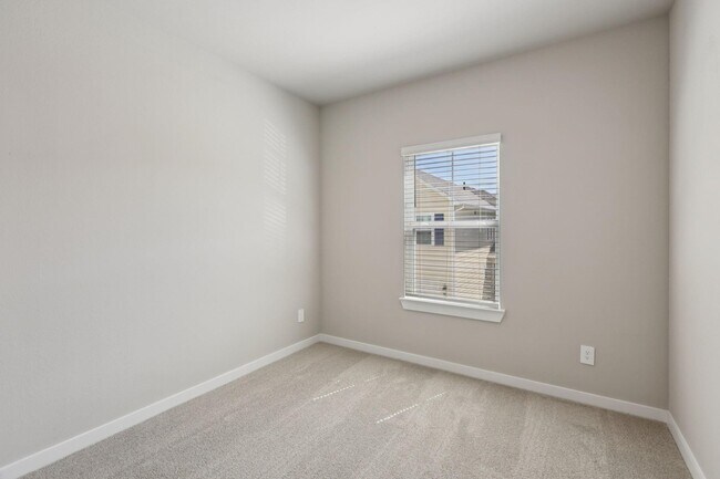 Building Photo - 567 Avisa Dr