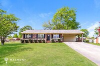 Building Photo - 409 Shamrock Dr