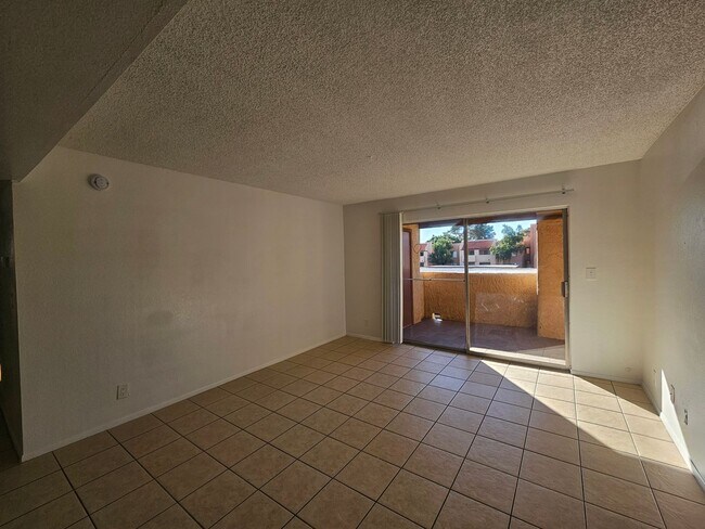 Building Photo - $500 Off First Month! 2 Bed 2 Bath Condo Near Dobson & University with In-Unit W/D