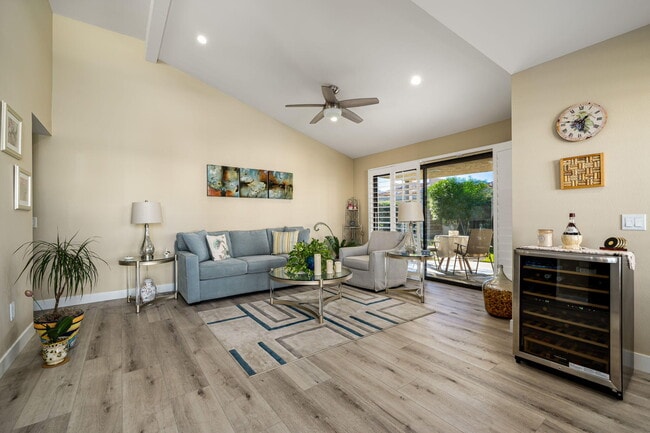 Building Photo - 255 Vía Rengo