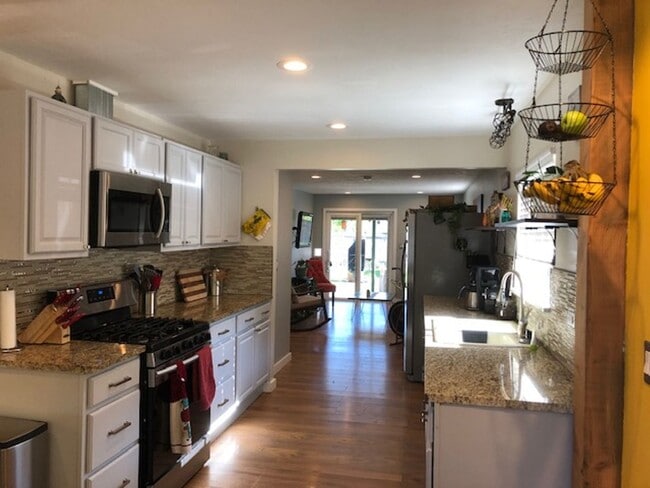 Building Photo - Fully Furnished - Long Term - Adorable Cab...