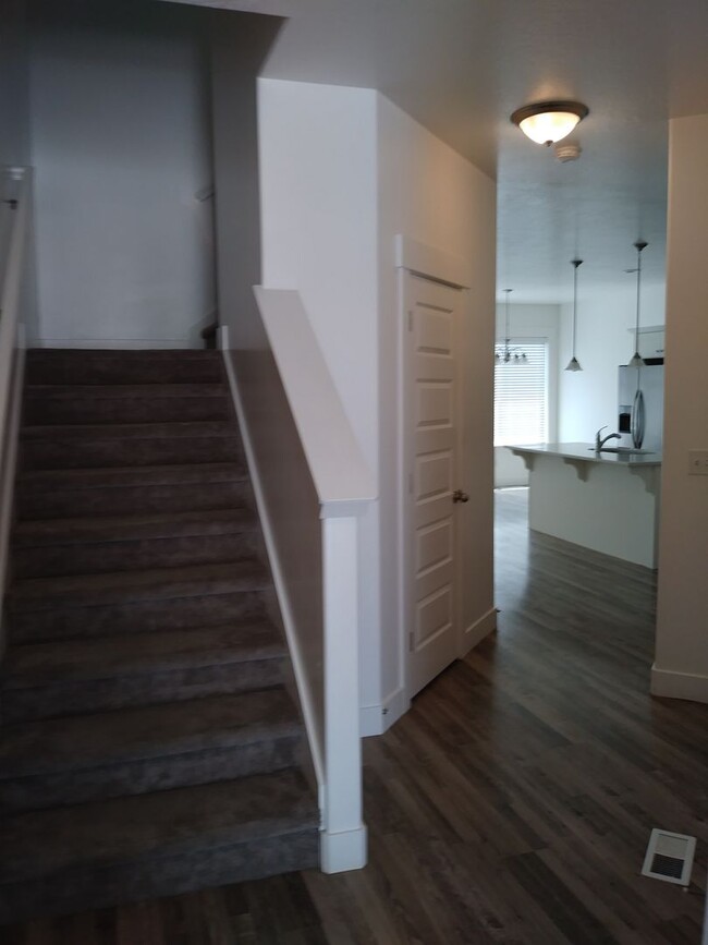 Building Photo - HOLIDAY MOVE-IN SPECIAL - PET FRIENDLY Bea...