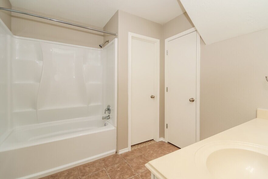 Building Photo - 10005 Sterling Pl Dr