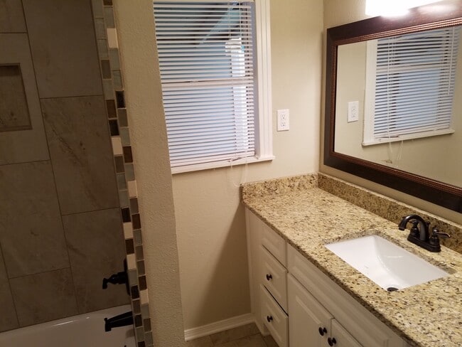 Building Photo - Charming 3 Bedroom 1 Bath in Ridglea Area!