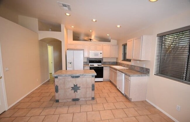 Building Photo - 3 Bedroom, 2 Bathroom Home with Amazing Views