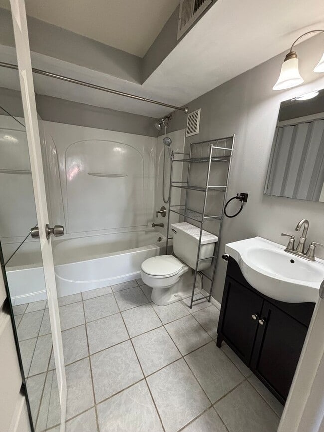 Building Photo - 2 Bedroom Condo in Hunting Ridge