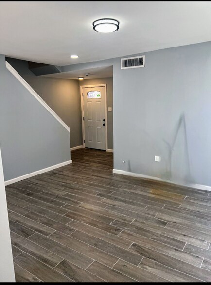 Building Photo - 7818 Star St