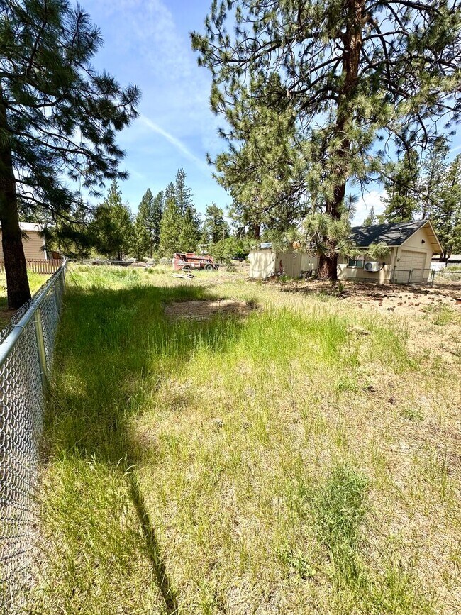 Building Photo - Remodeled 3 Bed Home in Deschutes River Woods with A/C & Large Fenced Yard