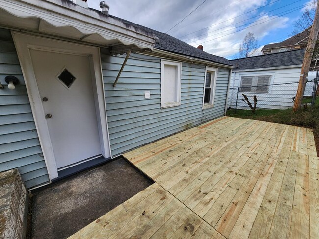 Building Photo - 829 Centre Ave NW