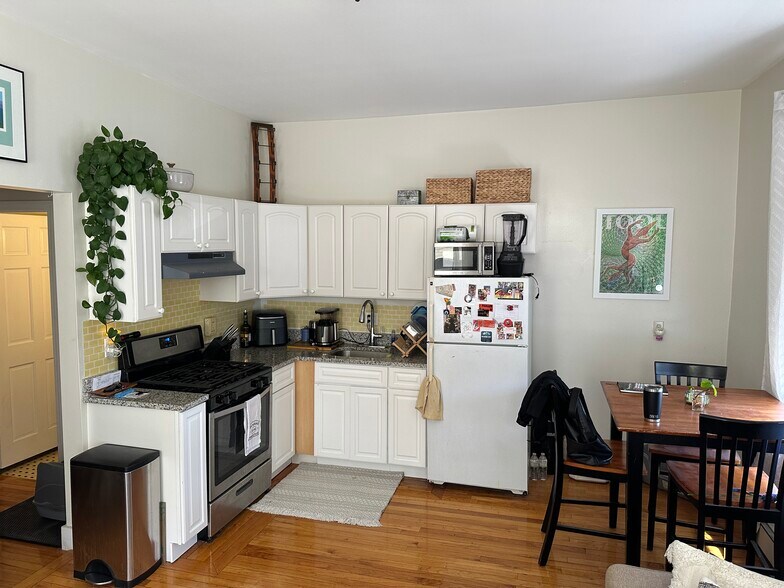 Building Photo - 375 Centre St