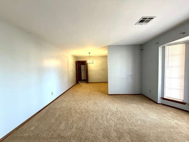 Building Photo - Impressive 5 Bedrooms & 3 full Bathroom Home