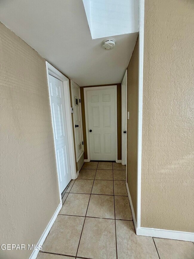 Building Photo - 601 Lomaland Dr