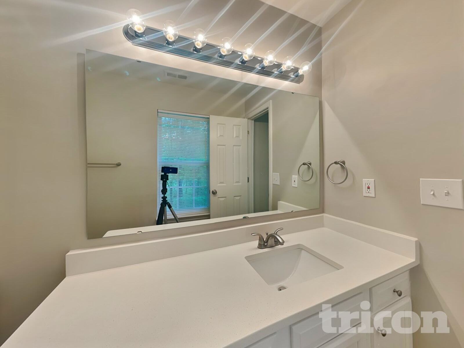 Building Photo - 705 Continental Dr