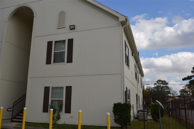 Building Photo - 304 Dell Ct