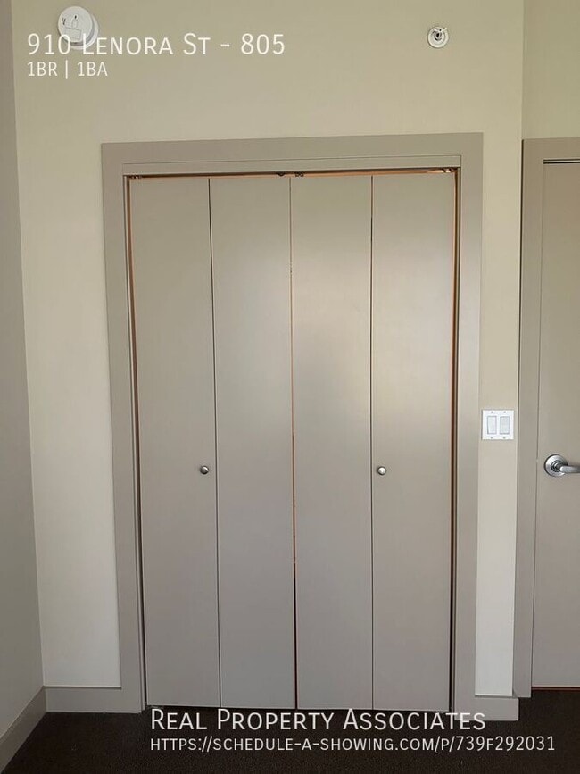 Building Photo - 910 Lenora St