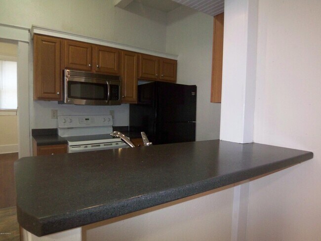 Building Photo - 705 E 5th St