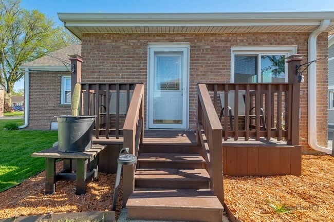 Building Photo - 7828 Suburban Ln