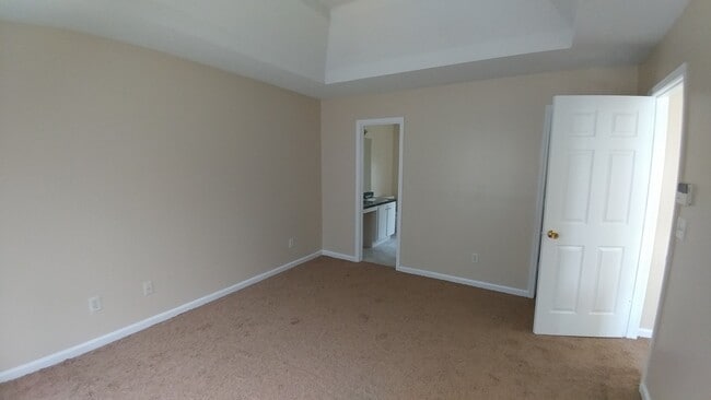 Building Photo - Great In-Law Suite Property - Master on Up...