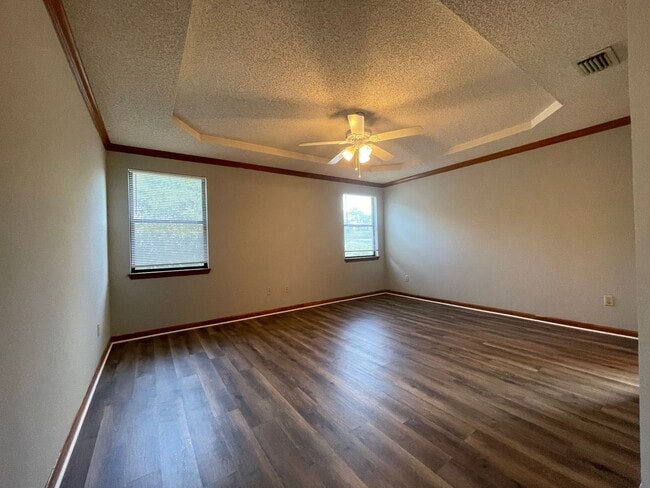 Building Photo - ** Coming Soon ** LARGE 4 BEDROOM IN ICW AREA