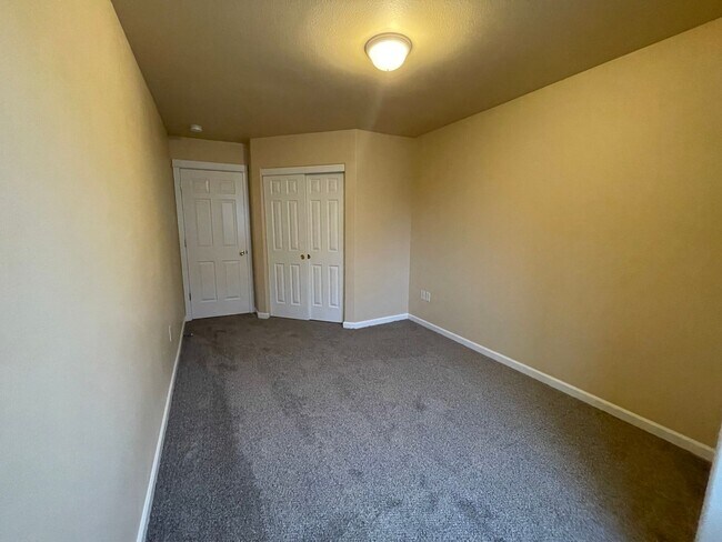 Building Photo - BEAUTIFUL TOWNHOME LOCATED IN REDMOND!