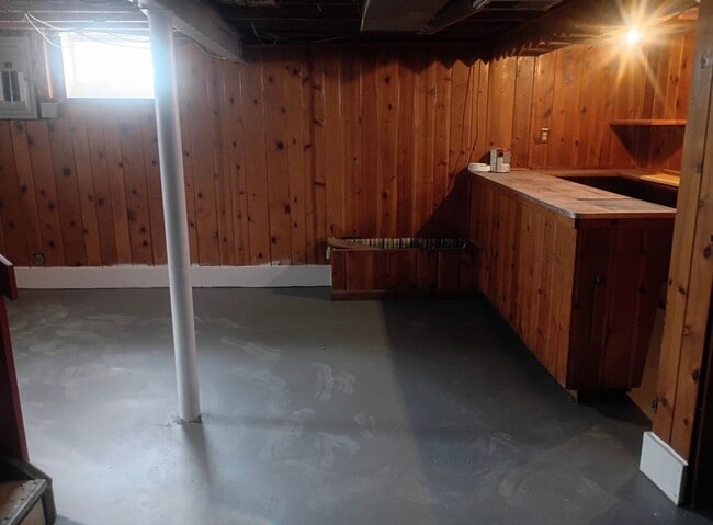 Building Photo - 3 Bedroom, 1 Bath