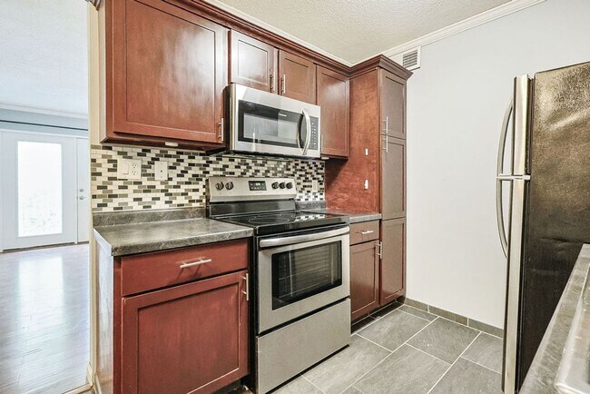 Building Photo - Spacious 2BR/1BA in Pembroke Gardens!