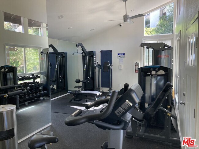 Building Photo - 1506 Palisades Dr