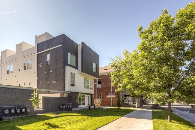 Building Photo - City View Haven: Modern 2-Bed Townhome in ...